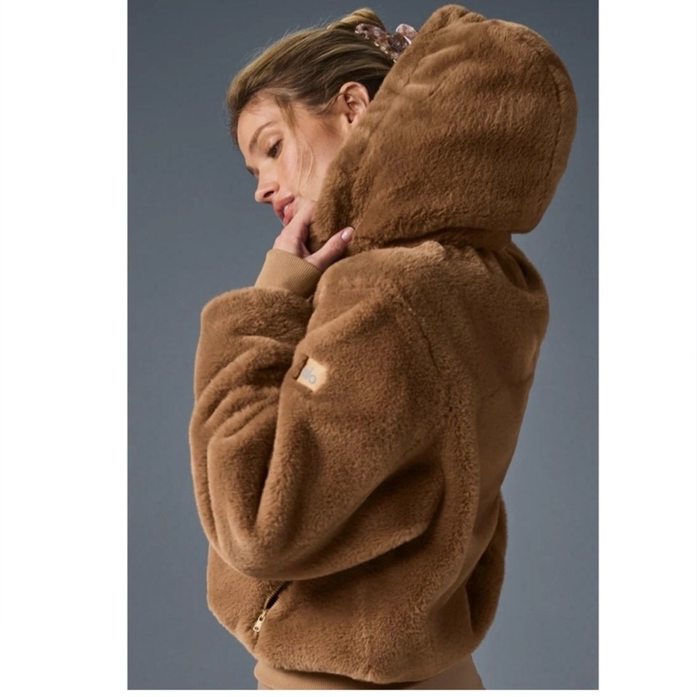 Alo Yoga Faux Foxy Fur Cropped Jacket Toasted Almond Sz XS W Removable Hoodie - Picture 7 of 7
